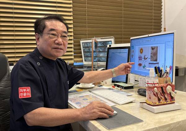 기미 치료에 대해 설명하고 있는 강진수 원장./사진=김예경 기자