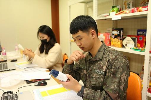 군 마트 위탁판매물품 정기선정 심사위원들이 평가 대상 화장품에 대해 직접 사용해 보며 끈적임, 향 등 전반적인 평가를 하고 있다. 국방부 블로그