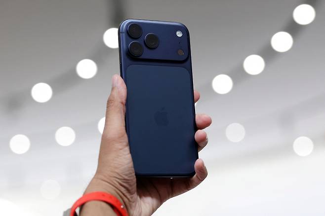 <yonhap photo-1029="">'아이폰17' 프로. AFP=연합뉴스</yonhap>