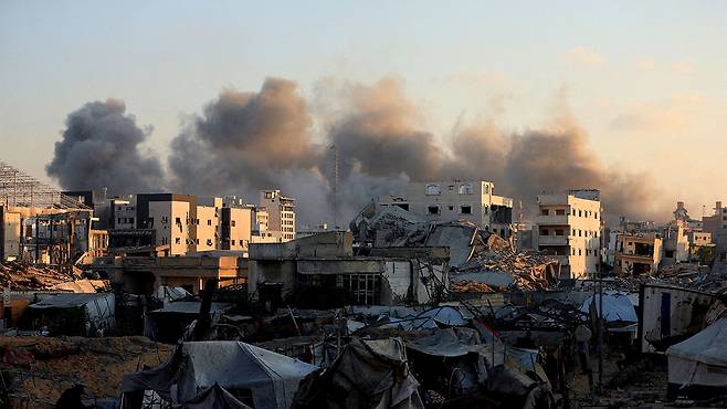 이스라엘의 폭격에 연기가 피어오르는 가자시티 [연합뉴스/로이터 제공]