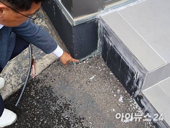 A씨 사업장의 사무동 출입구 계단 틈에 생긴 균열. [사진=장예린 기자]