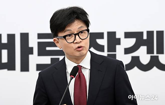 한동훈 국민의힘 대표가 12일 오전 서울 여의도 국회에서 윤석열 대통령 탄핵과 관련한 긴급 기자회견을 하고 있다. [사진=곽영래 기자]