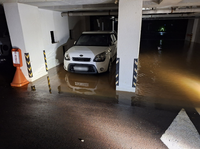 어제(14일) 밤 제주시 한경면 주차장 침수 현장 (제주소방안전본부 제공)