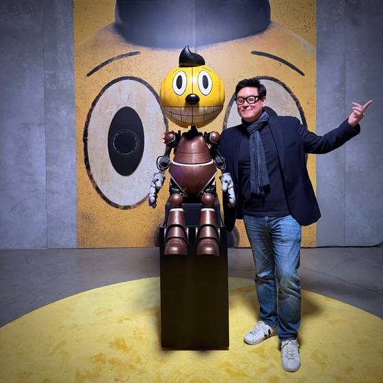 2025년 공개된 넷플릭스 오리지널 영화 '일렉트릭 스테이트'의 주인공 로봇 '키드 코스모(kid COSMO)'와 데니스 홍 교수. 영화를 위해 그와 로멜라가 제작한 로봇이다. 코스모는 머리와 발이 엄청나게 크고, 몸체는 작은 로봇이다. 홍 교수는 "예술가들의 디자인을 (공학적으로) 실제 구현하느라 크게 고생했다″고 뒷 이야기를 전했다. 결국 코스모는 로멜라의 첫 '로봇 아트' 작품이 됐다. [사진 데니스 홍]