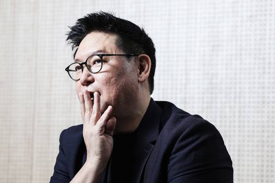 데니스 홍 교수는 현재 미국의 연구 환경에 대해 "매우 우려스럽다"고 말했다. "단기적 이해관계에 따라 지원을 줄이거나 제약을 가하는 조치들이 이어지고 있다"며 "연구자들이 도전적인 연구를 이어갈 수 있는 기반을 흔드는 일"이라고 [중앙포토]