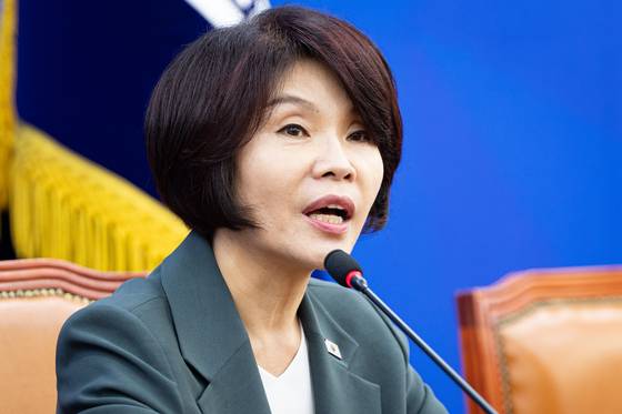 한정애 더불어민주당 정책위의장이 14일 서울 여의도 국회에서 기자간담회를 하고 있다. 뉴스1