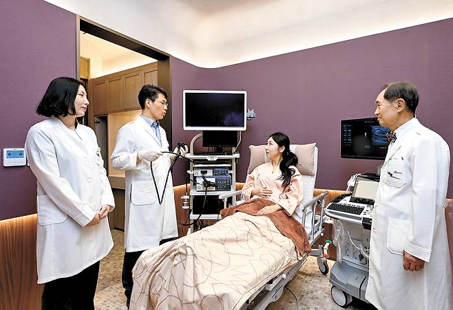 1인 전용 검진실 ‘하이브’에서 차움 의료진이 수검자에게 내시경 검사를 위한 맞춤 상담을 진행하고 있다. 의료진은 왼쪽부터 소화기내과 오하영 교수, 차충근 진료부원장, 소화기내과 이상인 교수. 김동하 객원기자