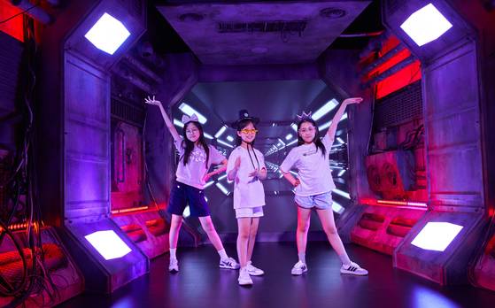 김리현 학생모델·전서진·이윤슬 학생기자(왼쪽부터)가 K-컬처를 제대로 만끽하기 위해 서울 중구에 있는 복합문화공간 하이커 그라운드를 방문했다.