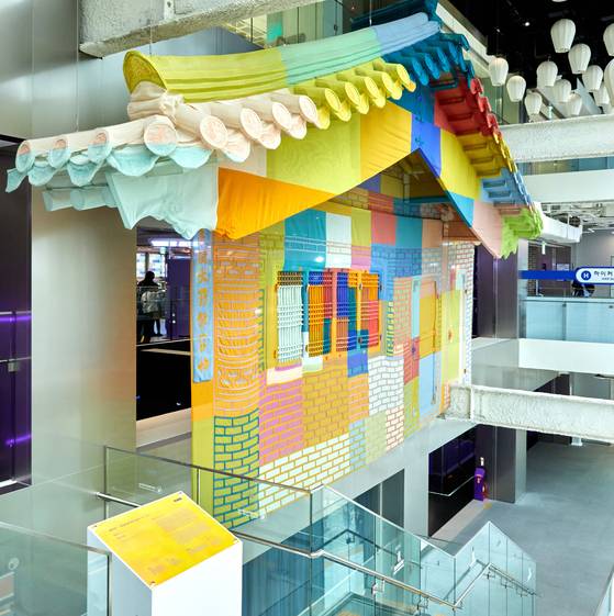 한국을 대표하는 설치 예술가 서도호 작가의 한옥을 표현한 작품.