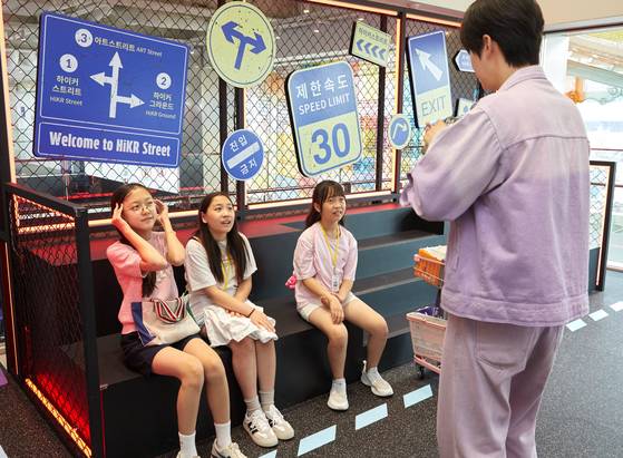 하이커 엔터 게임마스터 MC꾹과 함께 하이커 스트리트를 둘러보며 게임을 하는 소중 학생기자단.