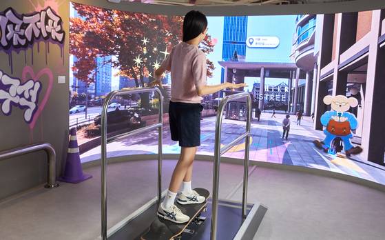 스케이트보드존에서는 한국의 아름다운 거리에서 스케이트보드 체험을 할 수 있다.