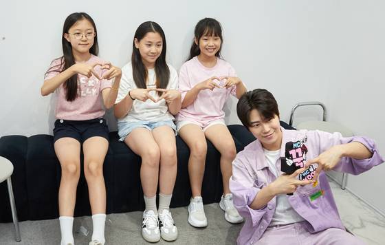 비하인더씬에서는 인생 네 컷 사진을 찍을 수 있다. 꾹이와 같이 사진을 찍은 소중 학생기자단.