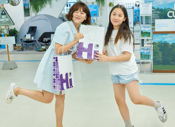 하이커 그라운드의 홍보부장 앰버(왼쪽)가 하이커 앰버서더로 임명하고 있다.