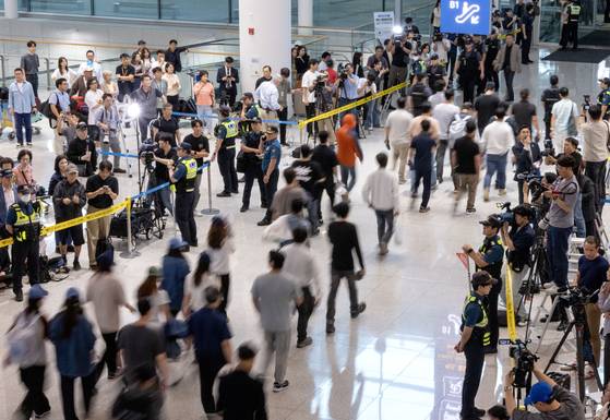 미국 조지아주 엘러벨의 현대자동차그룹-LG에너지솔루션 배터리 합작공장 건설현장에서 미국 이민 당국에 체포 및 구금됐다가 석방된 한국인 근로자들이 구금된지 8일만인 9월12일 오후 인천국제공항을 통해 귀국하고 있다. 김경록 기자