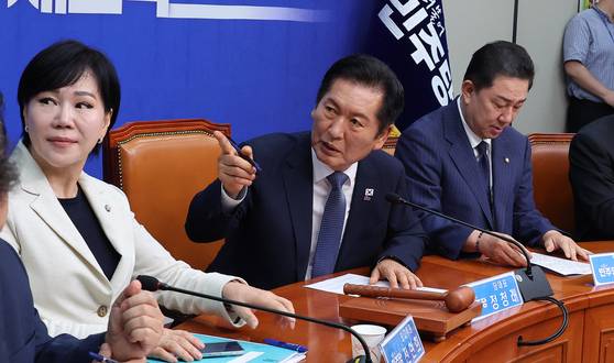 정청래 더불어민주당 대표(왼쪽 둘째)가 15일 국회에서 열린 최고위원회의에서 코스피 지수를 보고 있다. 임현동 기자