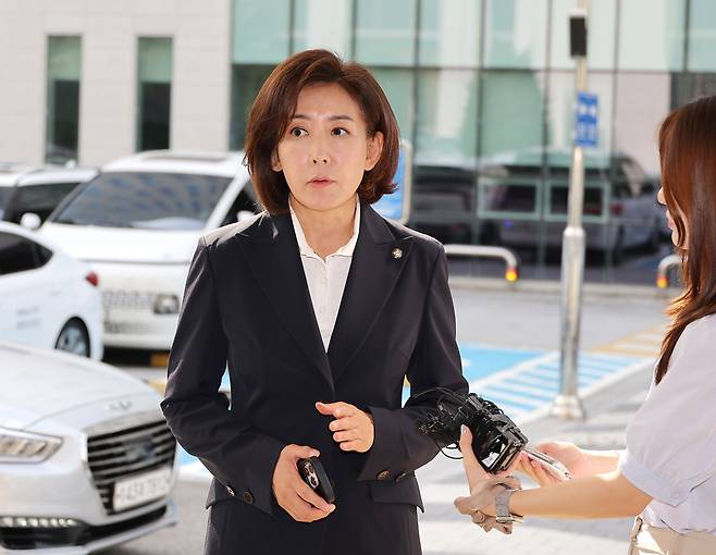 나경원 국민의힘 의원이 15일 서울 양천구 서울남부지방법원에서 열린 ‘국회 패스트트랙(신속처리안건) 충돌 사건’ 1심 결심 공판에 출석하고 있다. 연합뉴스