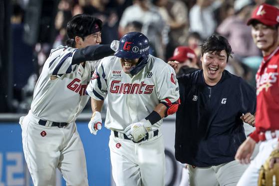 롯데 선수들이 13일 사직 SSG전에서 9회말 터진 김민성(가운데)의 끝내기 안타로 12-11로 이긴 뒤 기뻐하고 있다. 사진 롯데 자이언츠