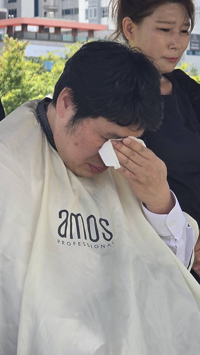 지난 1일 삭발식에 참여한 전주 자임추모공원 한 유족이 눈물을 훔치고 있다. 사진 자임유가족협의회