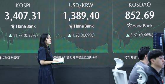 15일 오후 서울 중구 하나은행 딜링룸 전광판에 코스피 종가가 표시돼 있다. 이날 코스피는 종가 기준 역대 최고치인 3407.31에 마감했다. 뉴스1