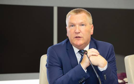 마이클 맥그래스(49) 유럽연합(EU) 민주주의정의법치주의소비자 보호 담당 집행위원(장관급)이 15일 서울 중구 주한EU대표부에서 열린 기자간담회에서 발언하고 있다. 사진 주한EU대표부