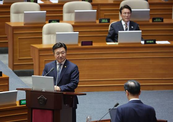 윤호중 행정안전부 장관이 15일 국회 본회의장에서 열린 대정부 질문에 참석해 민주당 이해식 의원의 질문에 답하고 있다. 연합뉴스