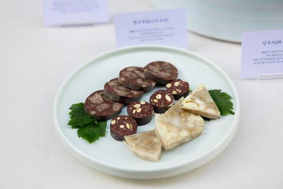 순대실록 플래그십 스토어 오픈 기념으로 주최한 포럼 행사에서 육경희 순대실록 대표는 조선시대 문헌 속 전통 순대를 복원하고, 이를 근간으로 현대인의 입맛에 맞게 새롭게 해석한 순대를 선보였다. 사진 순대실록