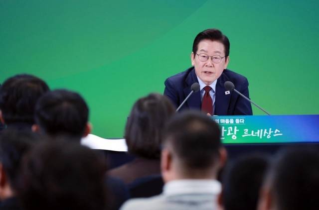 ▲ 이재명 대통령이 12일 강원도 춘천시 강원창작개발센터에서 열린 지역 토론회 ‘강원의 마음을 듣다’ 타운홀 미팅에서 참석자 질문에 답하고 있다. 2025.9.12 [대통령실통신사진기자단]