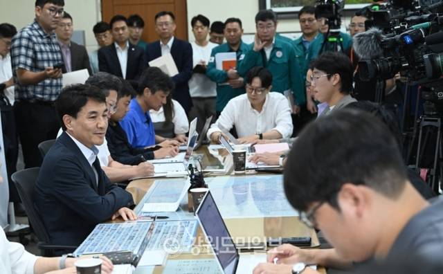 ▲ 김진태 강원도지사가 15일 도청 기자실에서 열린 기자간담회에서 강원타운홀 미팅 참석에 대한 소회를 밝히고 있다. 서영 기자