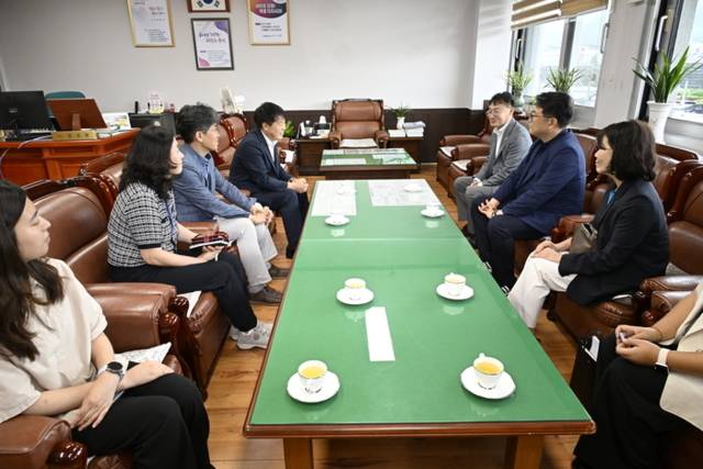 ▲ 국회입법조사처는 최근 평창군 보건의료원에서 이관후 국회입법조사처장, 임성원 평창부군수, 박건희 평창군보건의료원장 등이 참석한 가운데 평창군 지역보건의료 기관 현안간담회를 가졌다. 이번 조사는 지역의료공공의료 정상화를 위한 현장 방문의 일환으로 진행됐다. 국회입법조사처 제공