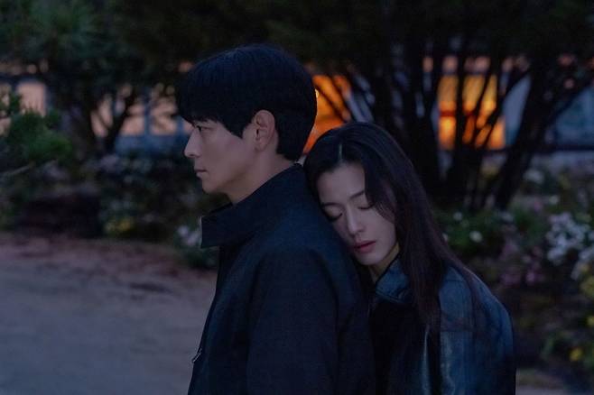 디즈니+ 드라마 '북극성' 백산호 役의 강동원 배우와 서문주 役의 전지현 배우. / 사진. © 디즈니+