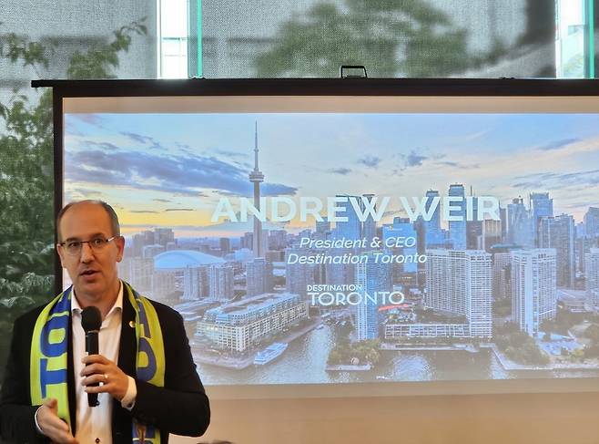 토론토는 '캐나다의 정수'로 통한다며, 여행지로서의 풍부한 매력을 전하는 앤드류 위어 토론토 관광청 대표(사진=정상미)
