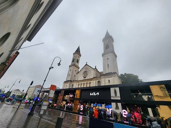 독일 뮌헨 루트비히 성당 앞에 위치한 기아 부스. 사진=최수진 한경닷컴 기자.