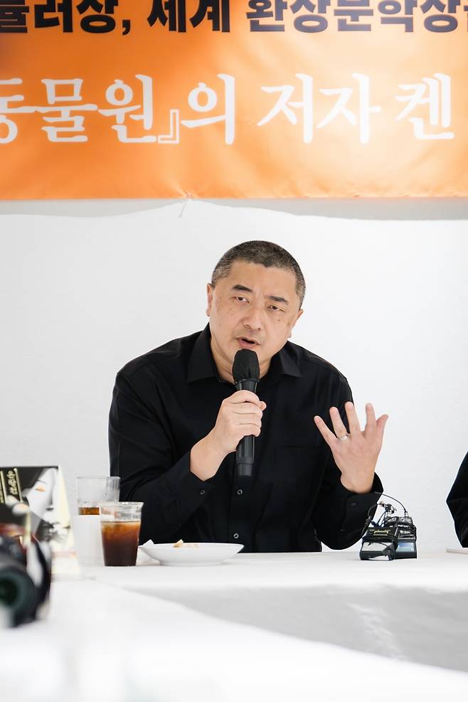 소설가 켄 리우가 15일 서울 광화문에서 한국 기자들과 만나 기술과 이야기의 미래에 대해 말하고 있다. 황금가지 제공