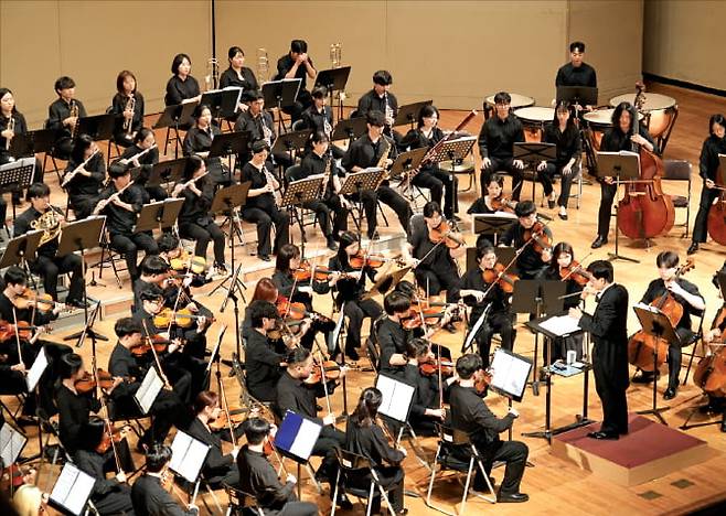 세종대 학부생으로 구성된 아마추어 오케스트라 ‘지음’이 작년 9월 6일 세종대학교 대양홀에서 연주하고 있다. 연주회에는 광진구 주민과 외국인 학생 등 300여 명이 참여했다.  세종대 제공