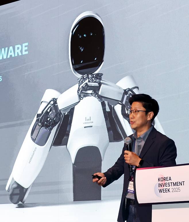 김용재 위로보틱스 공동대표 겸 최고기술경영자가 15일 서울 여의도 콘래드호텔에서 개막한 코리아인배스트먼트위크 2025 (KIW 2025)에서 휴머노이드 하드웨어의 패러다임 변화:범용 휴머노이드를 향한 도전과제와 돌파구를 주제로 발표하고 있다. 최혁 기자