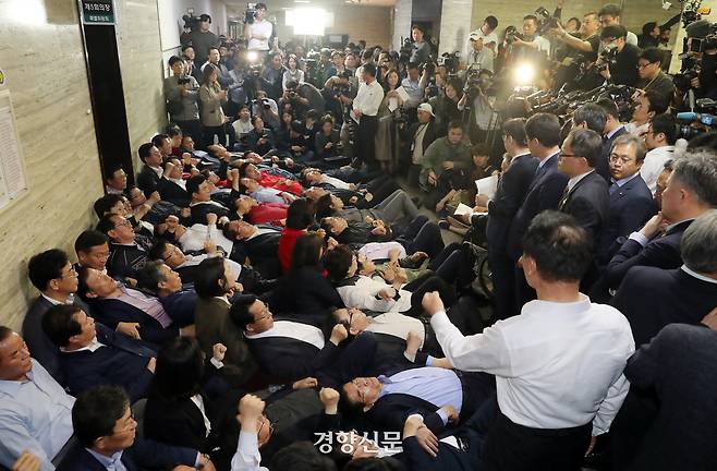 자유한국당 의원들이 2019년 4월26일 고위공직자수사처 설치 입법안 등을 처리할 사법개혁특별위원회가 열릴 예정인 국회 회의실 앞을 점거하고 참석자 진입을 막고 있다. 김영민 기자
