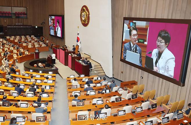 김민석 국무총리가 15일 국회 정치 분야 대정부질문에서 임이자 국민의힘 의원 질의에 답하고 있다. 박민규 선임기자