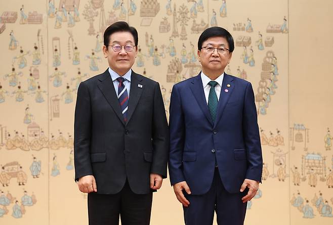 이재명 대통령이 15일 용산 대통령실에서 최교진 교육부 장관에게 임명장 수여 후 기념촬영을 하고 있다. 연합뉴스