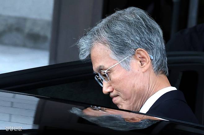 무거운 퇴근길 여당 인사들의 연이은 사퇴 압박을 받고 있는 조희대 대법원장이 15일 업무를 마치고 서울 서초구 대법원 청사를 나서고 있다. 한수빈 기자 subinhann@kyunghyang.com