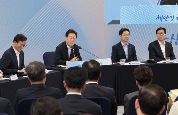 이재명 대통령이 지난 7월 25일 부산 부경대에서 열린 타운홀미팅 '부산의 마음을 듣다' 지역 주민 간담회에서 참석자 질문에 답하고 있다. 국제신문 DB