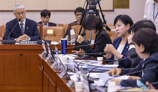 Chun Dae-yeob, head of the National Court Administration, explains the judiciary’s position on establishing a special tribunal for insurrection cases during a full session of the Legislation and Judiciary Committee at the National Assembly on Sept. 4. [YONHAP]