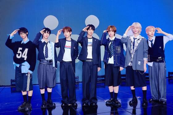 Boy band IDID poses for photos during its debut showcase for its first EP, “I did it.,” held at Yes24 Live Hall in eastern Seoul on Sept. 15. [STARSHIP ENTERTAINMENT]