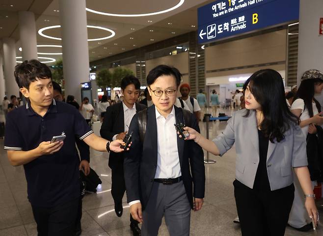 미국 현지에서 한미 관세협상 관련 후속 협의를 한 김정관 산업통상자원부 장관이 14일 오전 인천국제공항을 통해 귀국하고 있다. 연합뉴스&nbsp;