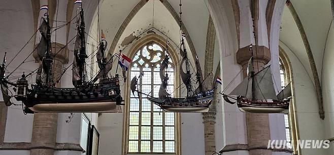 성 바봉 교회의 16~17세기의 배 모형.