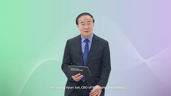15일 경기도 용인 삼성전자 The UniverSE에서 진행된 '삼성 AI 포럼 2025'에서 삼성전자 전영현 대표이사 부회장이 개회사를 하고 있다. 삼성전자 제공
