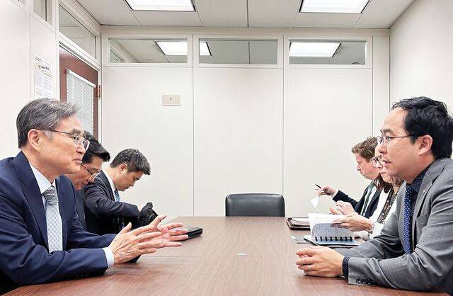 조현(왼쪽) 외교부 장관이 11일(현지시간) 미국 워싱턴에서 앤디 김 상원의원(민주당)을 만나 한국인 근로자 구금 사태와 관련한 비자 제도 개선 방안 등을 논의하고 있다. 조 장관은 한국 기업의 대미 투자 공약을 실현하기 위해서는 한국 인력이 부당한 대우를 받지 않도록 근본적인 재발 방지 대책이 필요하다고 강조했다. 외교부 제공