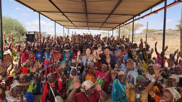 최인호·한지선 선교사 부부가 지난해 성탄절 케냐 마르사빗주 코어에서 렌딜레 마을 과부들과 함께 손을 흔들며 기념사진을 찍고 있다. 한 선교사 제공