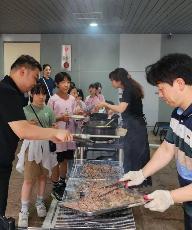 남궁  목사와 교역자들이 지난 7월 여름성경학교에서 저녁 식사를 준비하는 장면. 성암교회 제공