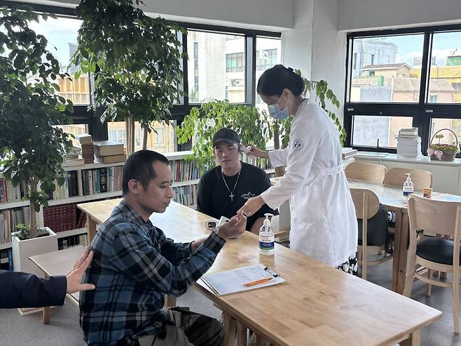 진료에 앞서 의료진이 체온을 재고 있다.