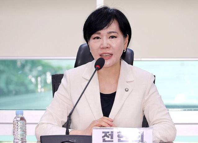 15일 서울 여의도 국회 의원회관에서 열린 민주당 3대특검 종합대응특위-김건희특검TF 간담회에서 전현희 특위 총괄위원장이 발언하고 있다. 연합뉴스